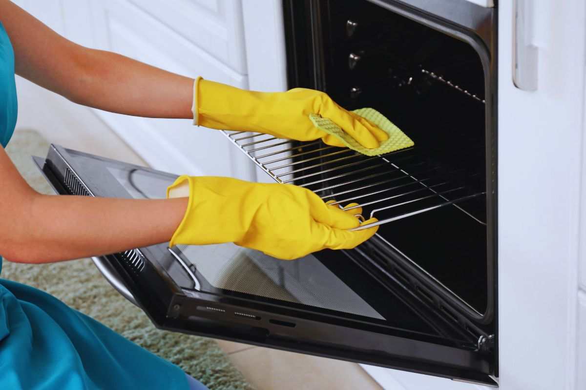 come pulire il forno con un metodo facile
